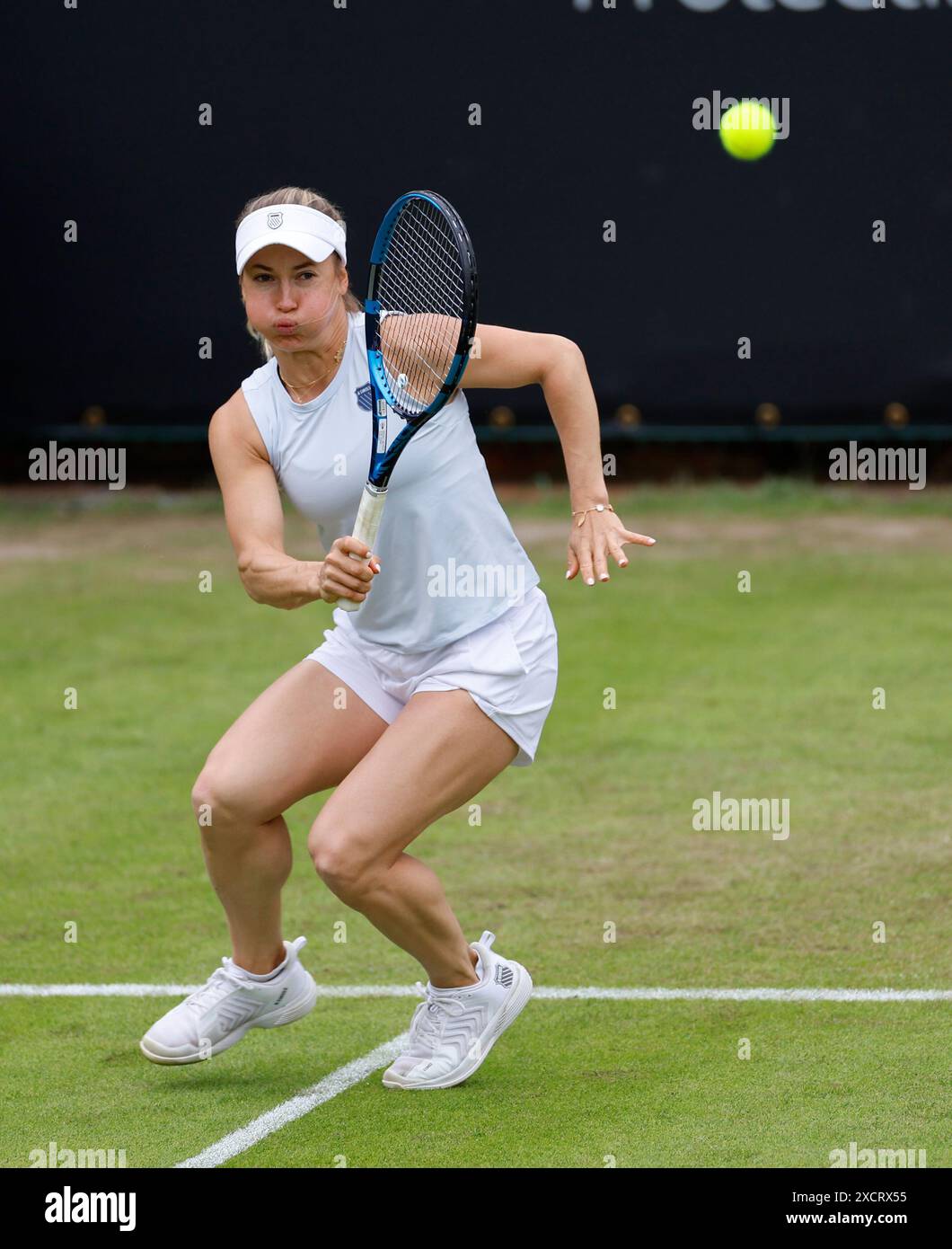 18 giugno 2024; Edgbaston Priory Club, Birmingham, Inghilterra: Rothesay Tennis Classic Birmingham, giorno 2; Yulia Putintseva (KAZ) nella sua partita femminile singola contro Clara Burel (fra) Foto Stock