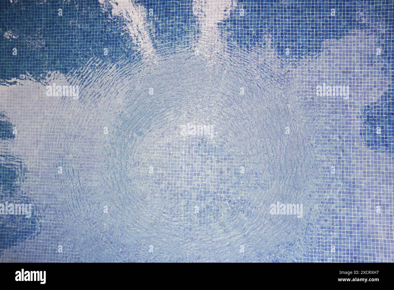 Cerchi ondulati arrotondati sullo sfondo blu dell'acqua della piscina vista ravvicinata Foto Stock