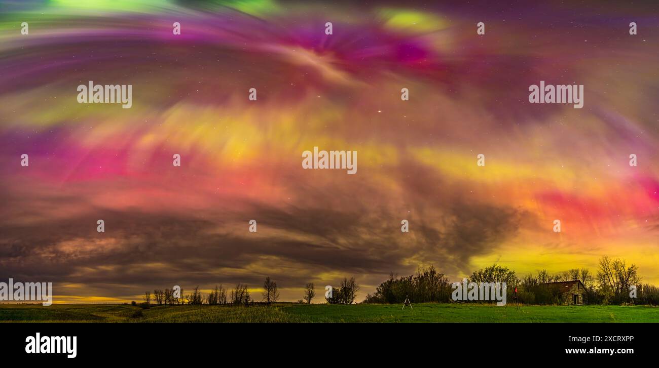 Si tratta di un panorama di una tempesta subacquea scoppiata durante la grande esposizione dell'aurora boreale del 10 maggio 2024, che crea una corona sovrastante con raggi convergenti Foto Stock