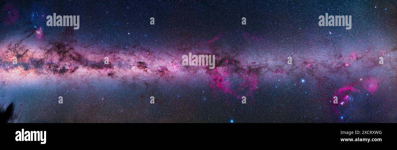 Questo panorama si estende a circa 180° sulla via Lattea: Dal Sagittario, dallo Scorpione e dal Centro Galattico a sinistra, fino a Orione, Gemini e nea Foto Stock