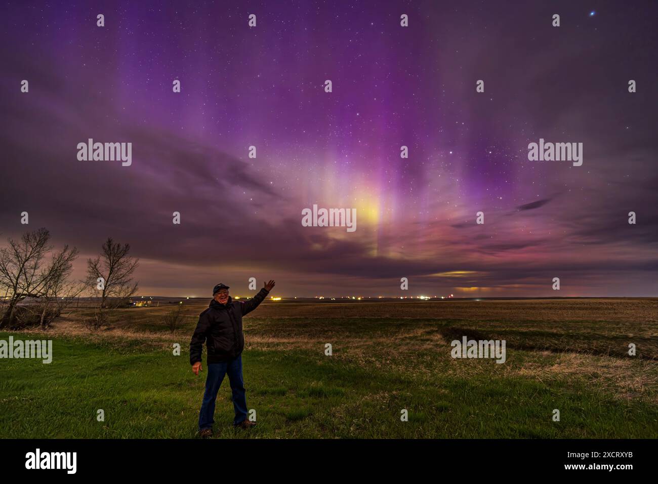 Un selfie di me all'inizio del grande spettacolo dell'aurora del 10 maggio 2024, con le tende dell'aurora ancora nel cielo crepuscolare e che guardano al tramonto Foto Stock