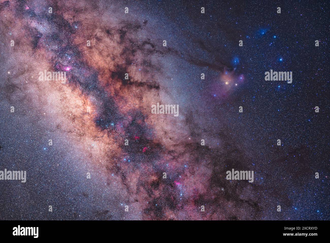 Non c'è area del cielo più ricca e colorata di questo campo che comprende il Centro Galattico nel Sagittario a sinistra e la costellazione di Foto Stock