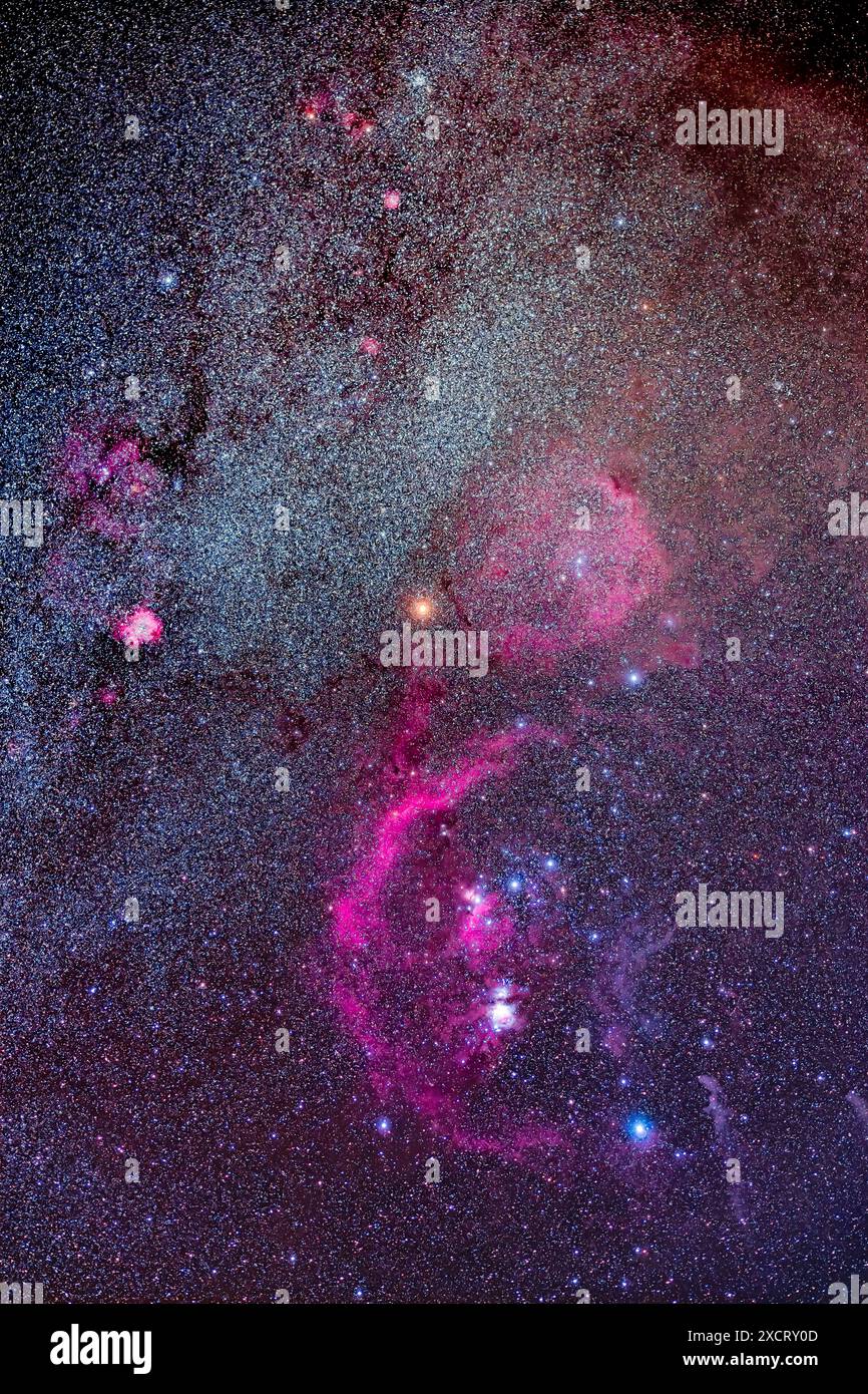 Questo ritratto inquadra la costellazione di Orione, più parti di Monoceros a sinistra e Gemini e Toro sopra, composti per includere la maggior parte degli emi Foto Stock