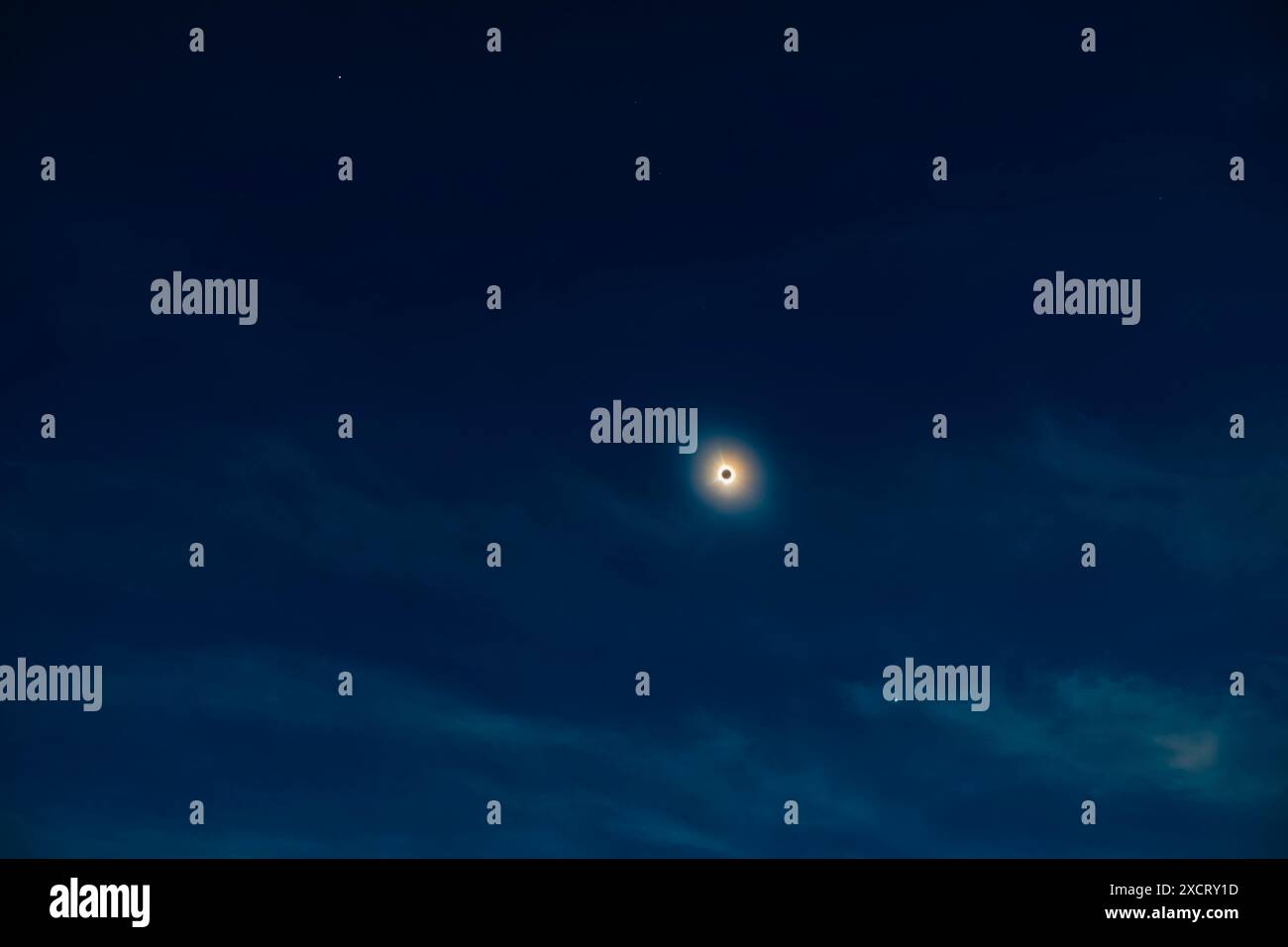 Questa è una vista a ampio campo dell'eclissi totale del Sole dell'8 aprile 2024, che ha visto i pianeti luminosi Giove (in alto) e Venere (in basso) che erano eas Foto Stock