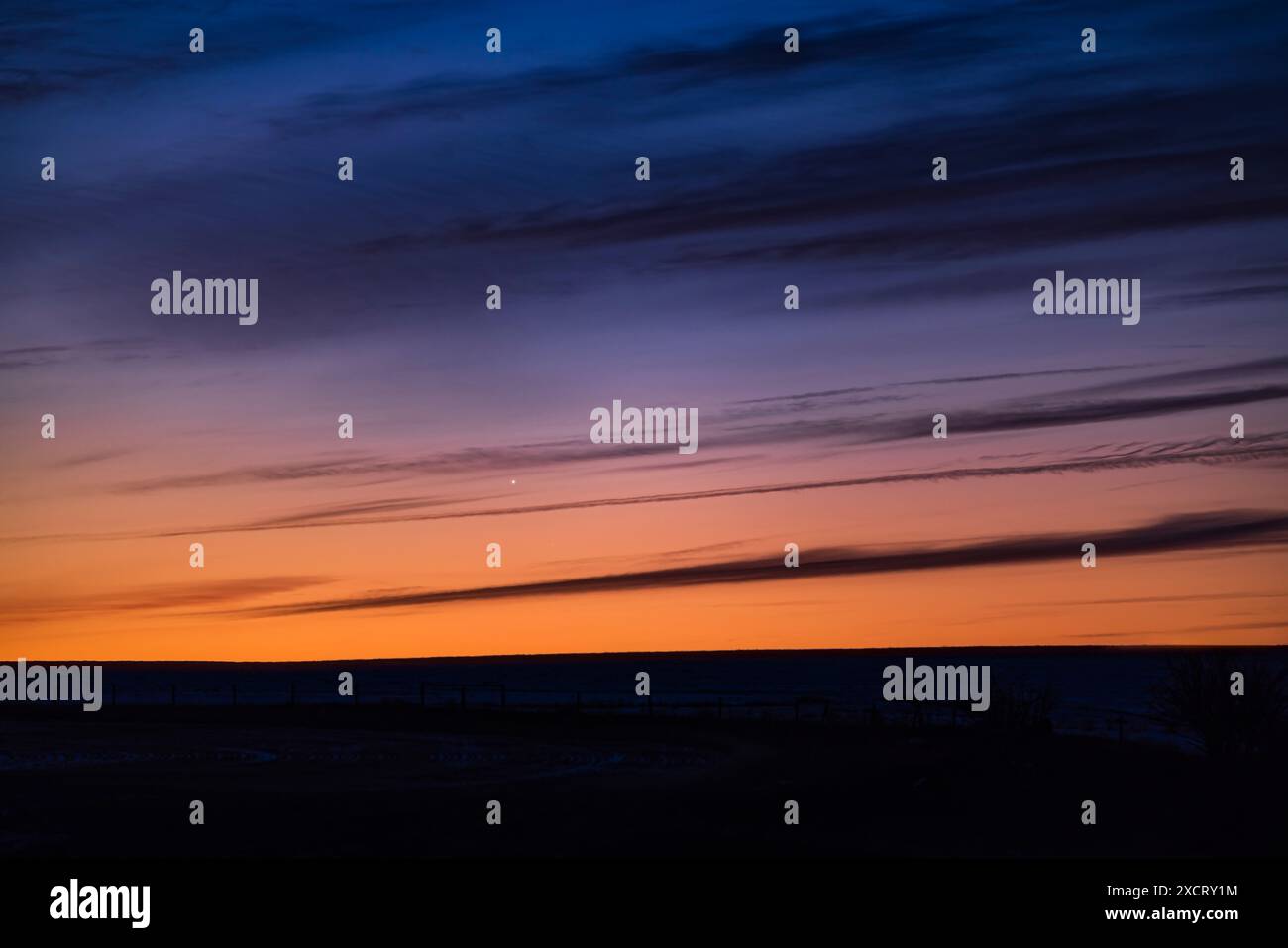 Questa è la stretta congiunzione di Venere luminosa (con magnitudine -3,9) e Marte molto più debole (con magnitudine +1,3) mentre la coppia stava salendo all'alba di febbraio Foto Stock