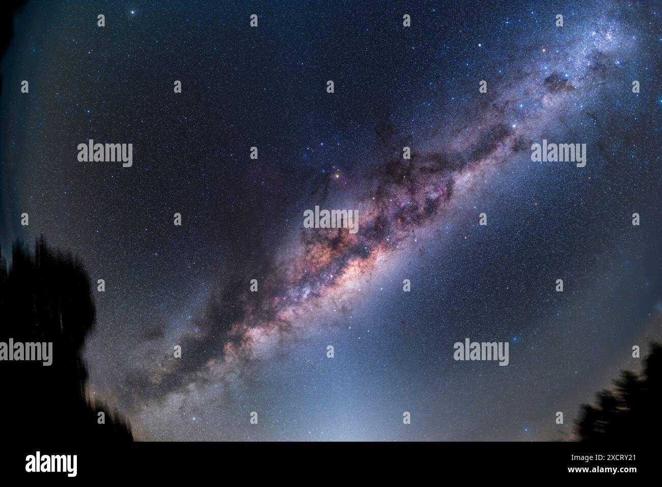 Si tratta di una vista a occhio di pesce del centro della regione della Galassia nel Sagittario e nello Scorpio quasi sopra la testa prima dell'alba in una mattinata d'autunno australe a Mar Foto Stock