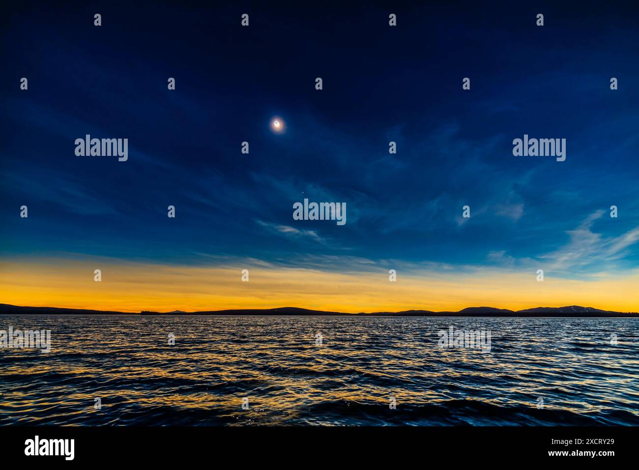 Questa è l'eclissi totale del Sole sulle acque di Lac Brome, nelle Eastern Townships di Quebec, Canada, l'8 aprile 2024, con il Sole appena ri- Foto Stock