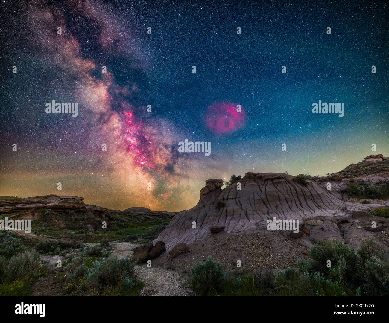 La via Lattea e la sua regione centrale nel Sagittarius e Scorpius si trovano qui in basso sul paesaggio delle Badlands del Dinosaur Provincial Park, Alberta. Questo era t Foto Stock