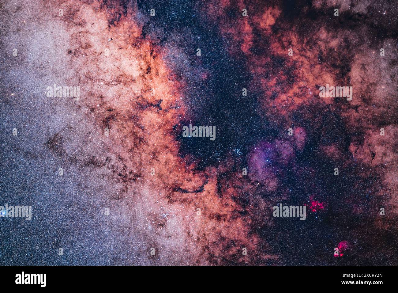 Questo incornicia la ricca area che circonda il Centro Galattico, che si trova qui al centro in mezzo al vicolo oscuro della polvere e sopra una piccola via diffusa Foto Stock