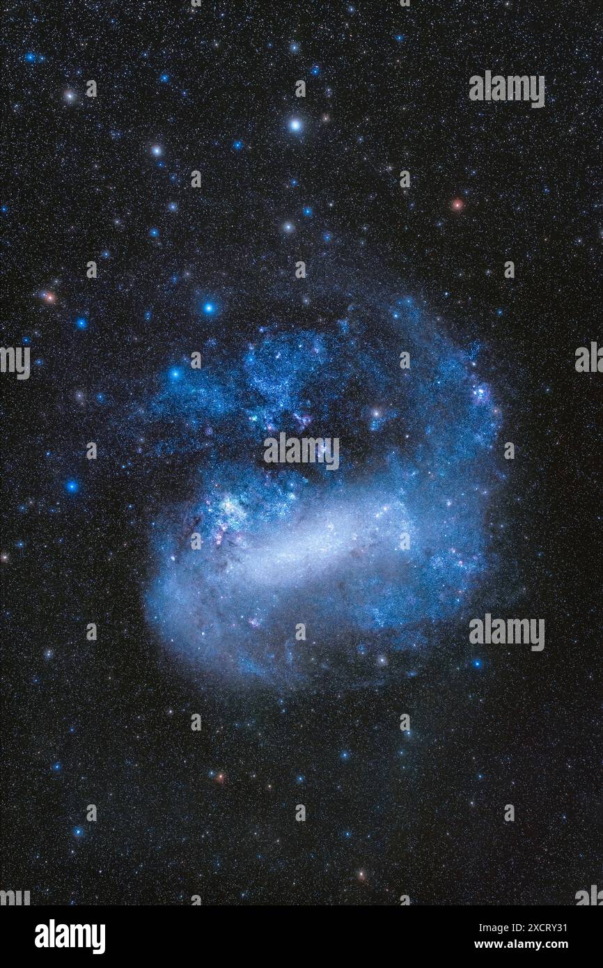 Questa è la grande Nube Magellanica, una galassia satellite della via Lattea e membro del gruppo locale di galassie, incorniciata in orientamento verticale a. Foto Stock