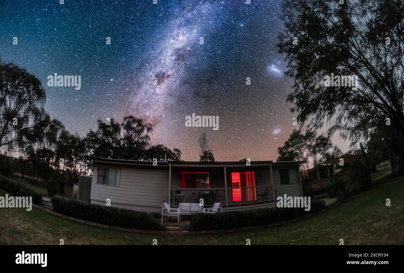 Questa è la via Lattea meridionale a carina, Crux e Centaurus che sorvolano il Mirrabook Cottage vicino a Coonabarabran, NSW, Australia. A destra ci sono i grandi Foto Stock
