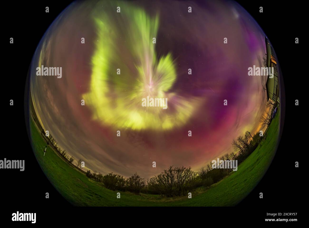 Questa era la vista come la grande mostra dell'aurora del 10 maggio 2024 improvvisamente e brevemente illuminata e convergente allo Zenit per un superbo effetto corona. Foto Stock