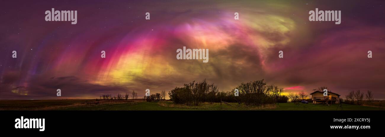 Questo è un panorama a 270° del grande spettacolo aurora del 10/11 maggio 2024, quando l'indice KP ha raggiunto 8 questa notte portando aurora a sud fino al sou Foto Stock