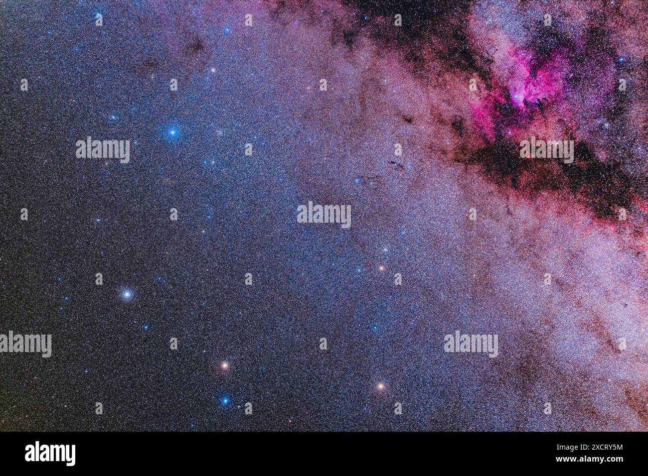 Questo incornicia la ricca regione della via Lattea meridionale nella piccola costellazione di Ara. La grande nebulosa rossa in alto a destra è NGC 6188, alias RCW 108, Foto Stock