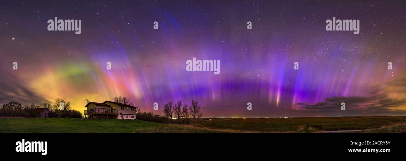 Questo è un panorama a 270° del grande spettacolo aurora del 10/11 maggio 2024, quando l'indice KP ha raggiunto 8 questa notte portando aurora a sud fino al sou Foto Stock