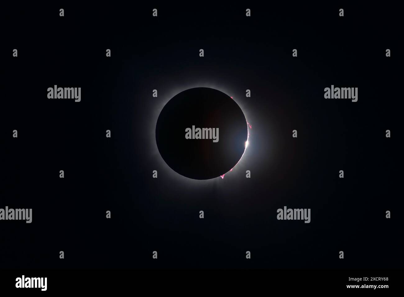 Si tratta di un'esposizione unica della fine della totalità (terzo contatto o C3) dell'eclissi totale del Sole dell'8 aprile 2024. Mostra i numerosi promi rosa Foto Stock