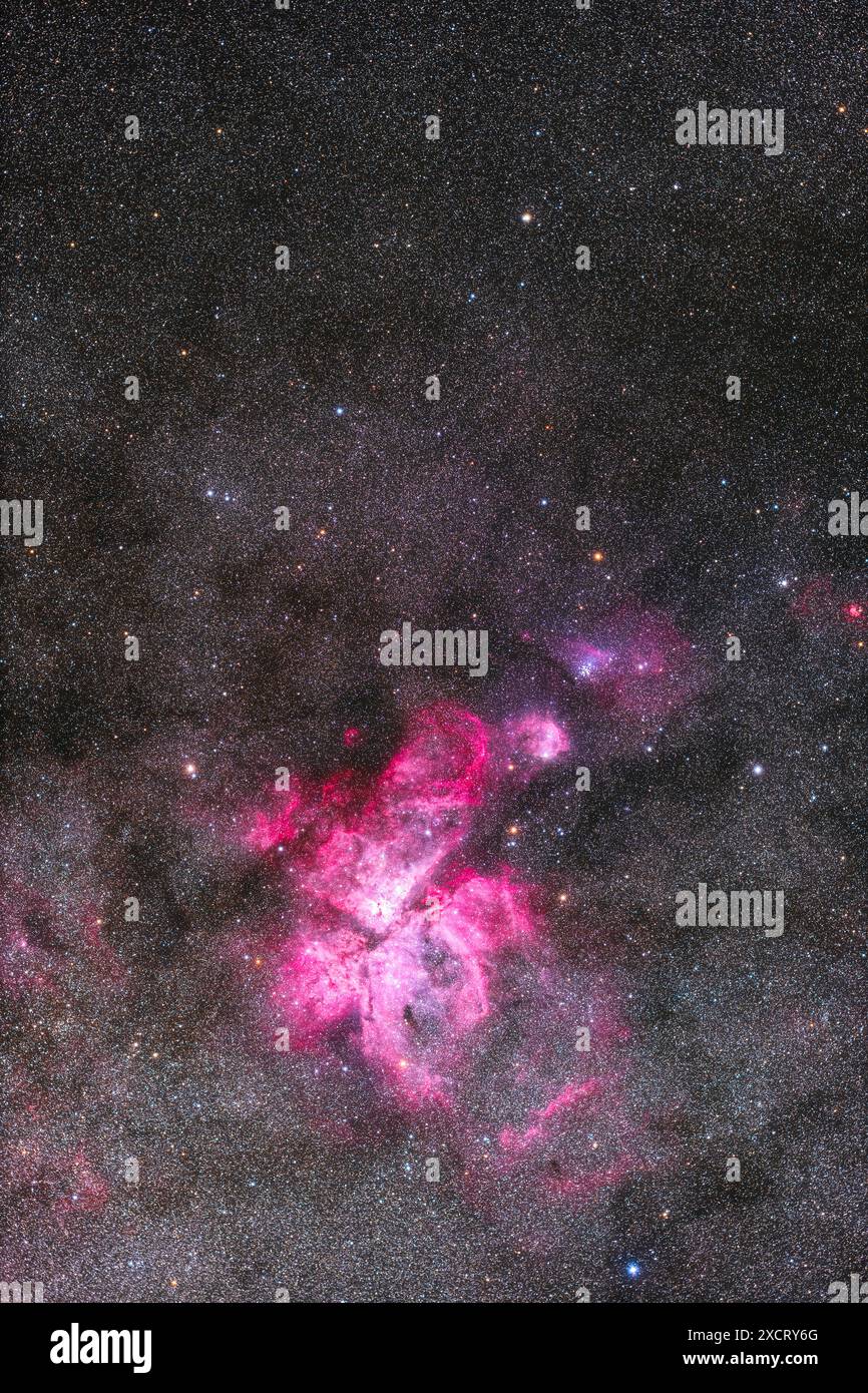 Una cornice della Nebulosa carina sottostante e della doppia stella colorata, chi (o 𝛘) Velorum (in Vela) sopra. Anche il cluster Gem, NGC 3293, è stato risolto a Foto Stock