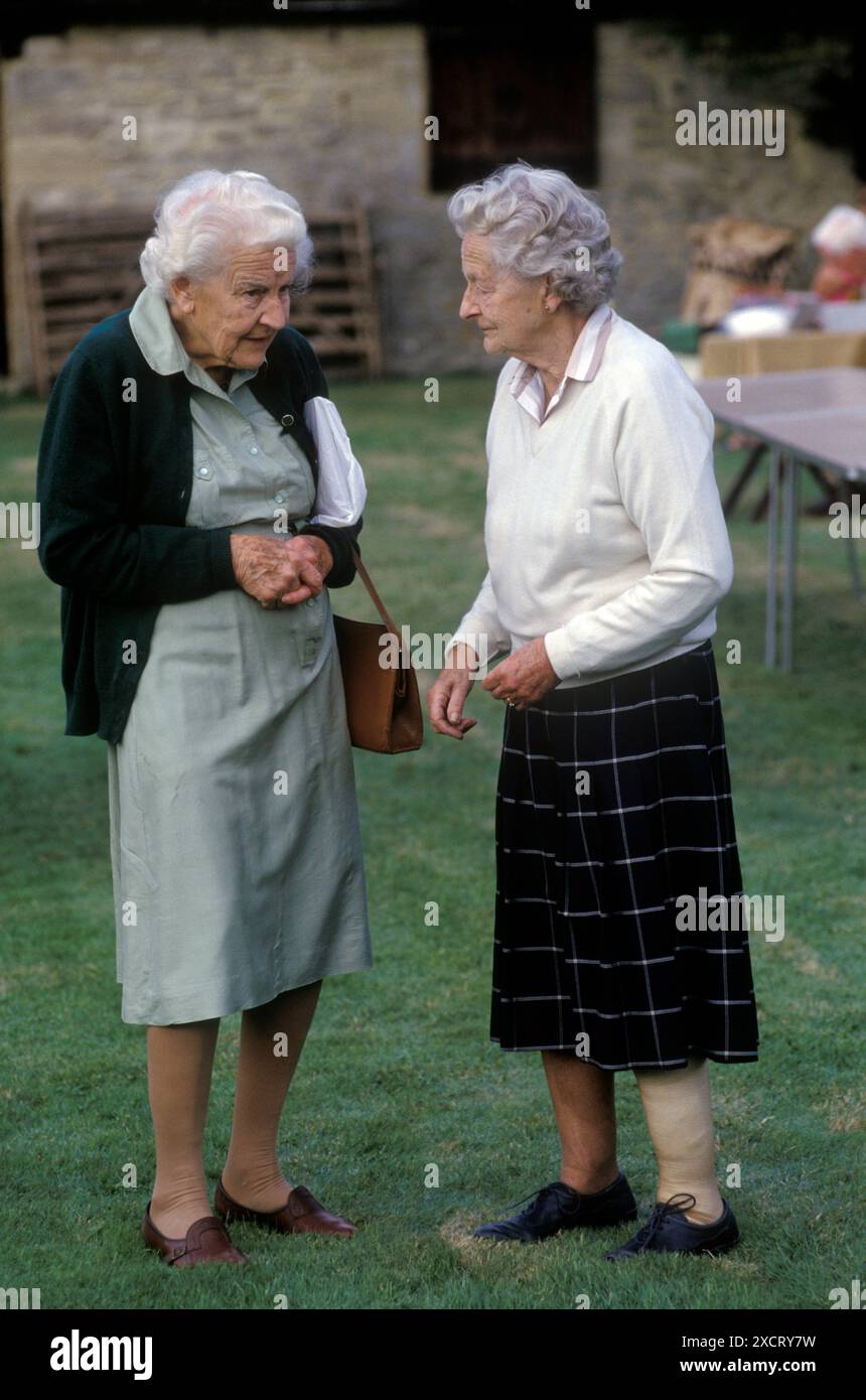 Vecchie signore immagini e fotografie stock ad alta risoluzione - Alamy