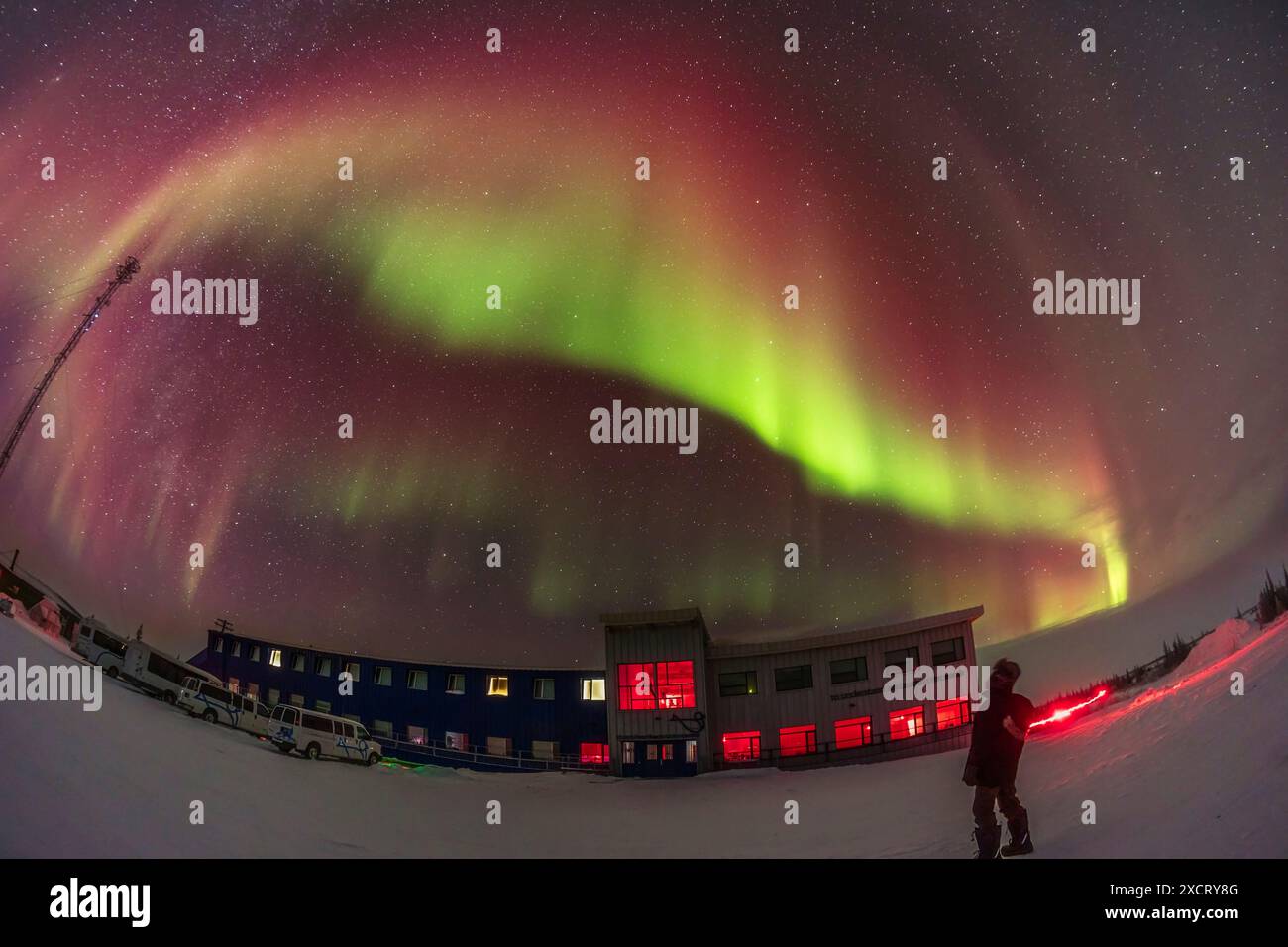 Un selfie aurora al Churchill Northern Studies Centre, il 10 febbraio 2024 con una tempesta a livello Kp4 in corso. Si tratta di un'esposizione singola di 20 secondi Foto Stock