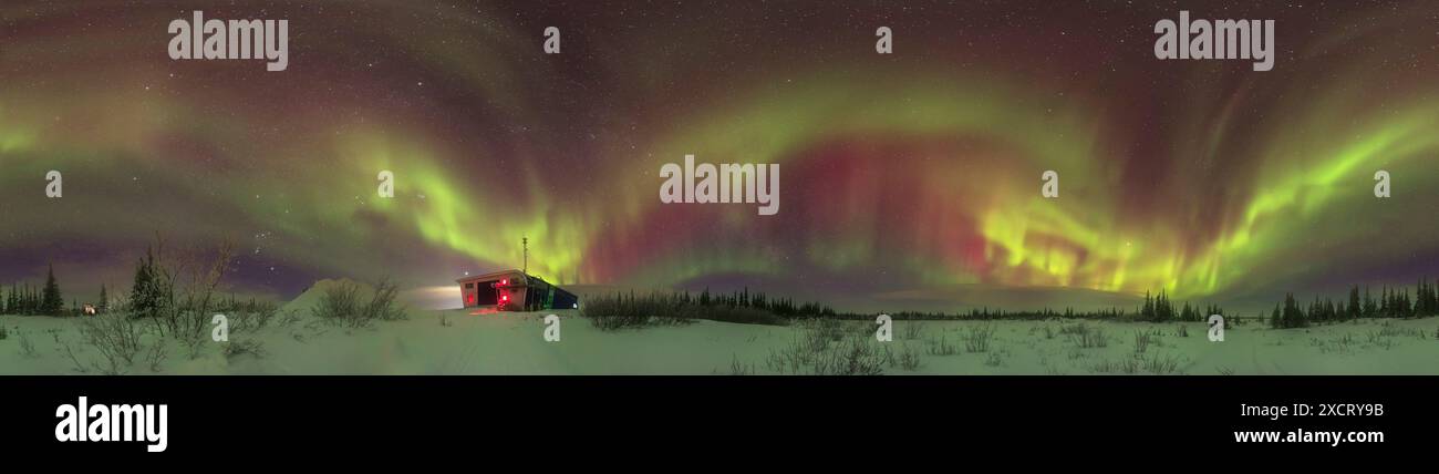 Questo è un panorama a 360° dell'aurora del cielo del 10 febbraio 2024, dal Churchill Northern Studies Centre (l'edificio in lontananza), sul Foto Stock