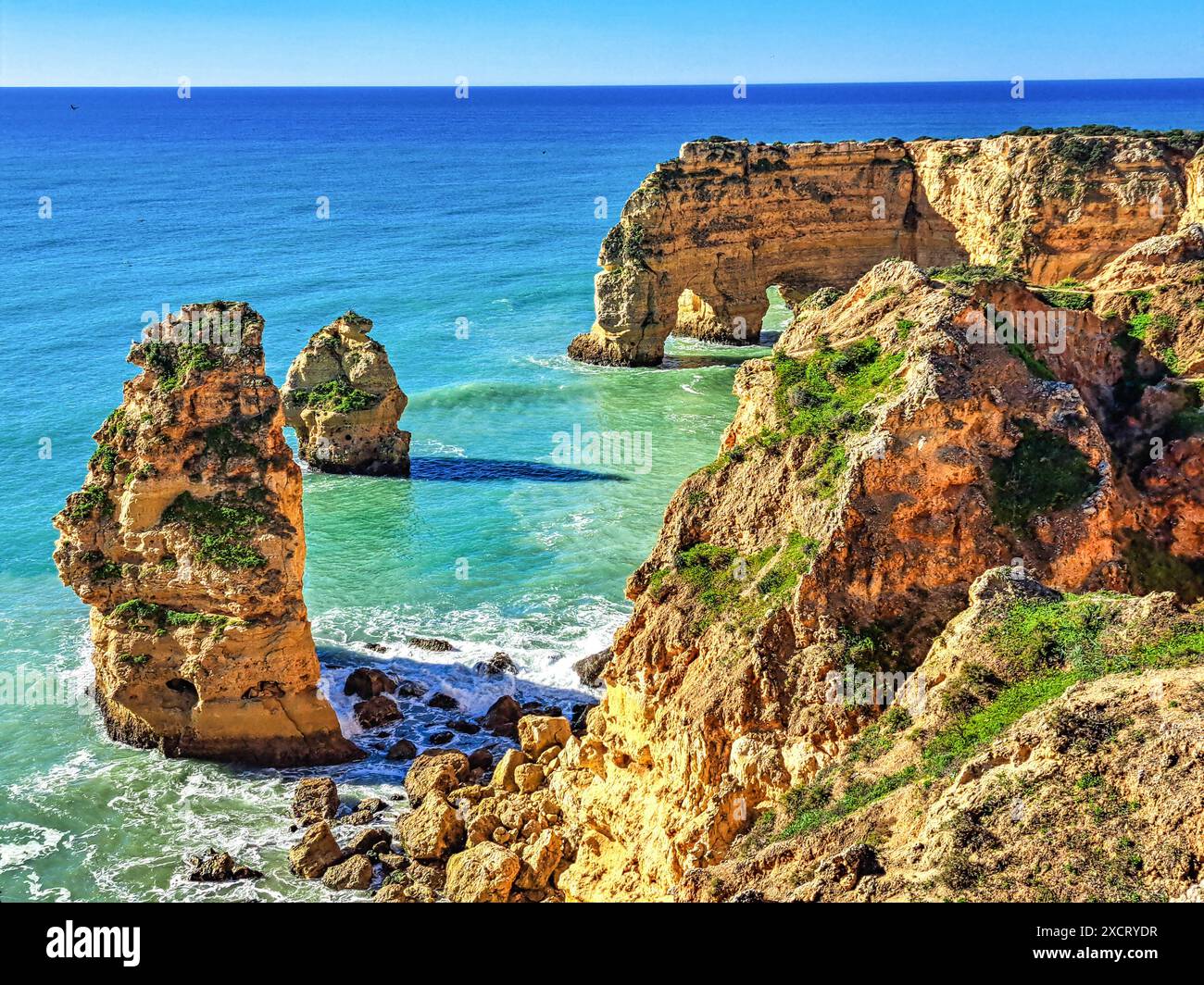 Spiaggia di Praia da Marinha tra isolotti di roccia e scogliere viste dal Seven Hanging Valleys Trail, Percurso dos Sete Vales Suspensos. Algarve, Portogallo Foto Stock