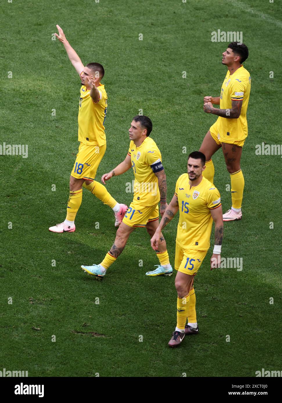 MONACO DI BAVIERA, GERMANIA - 17 GIUGNO: Razvan Marin della Romania celebra il gol 2:0 con Nicolae Stanciu della Romania Andrei Burca durante la partita a gironi di UEFA EURO 2024 tra Romania e Ucraina al Munich Football Arena il 17 giugno 2024 a Monaco di Baviera, Germania. © diebilderwelt / Alamy Stock Foto Stock