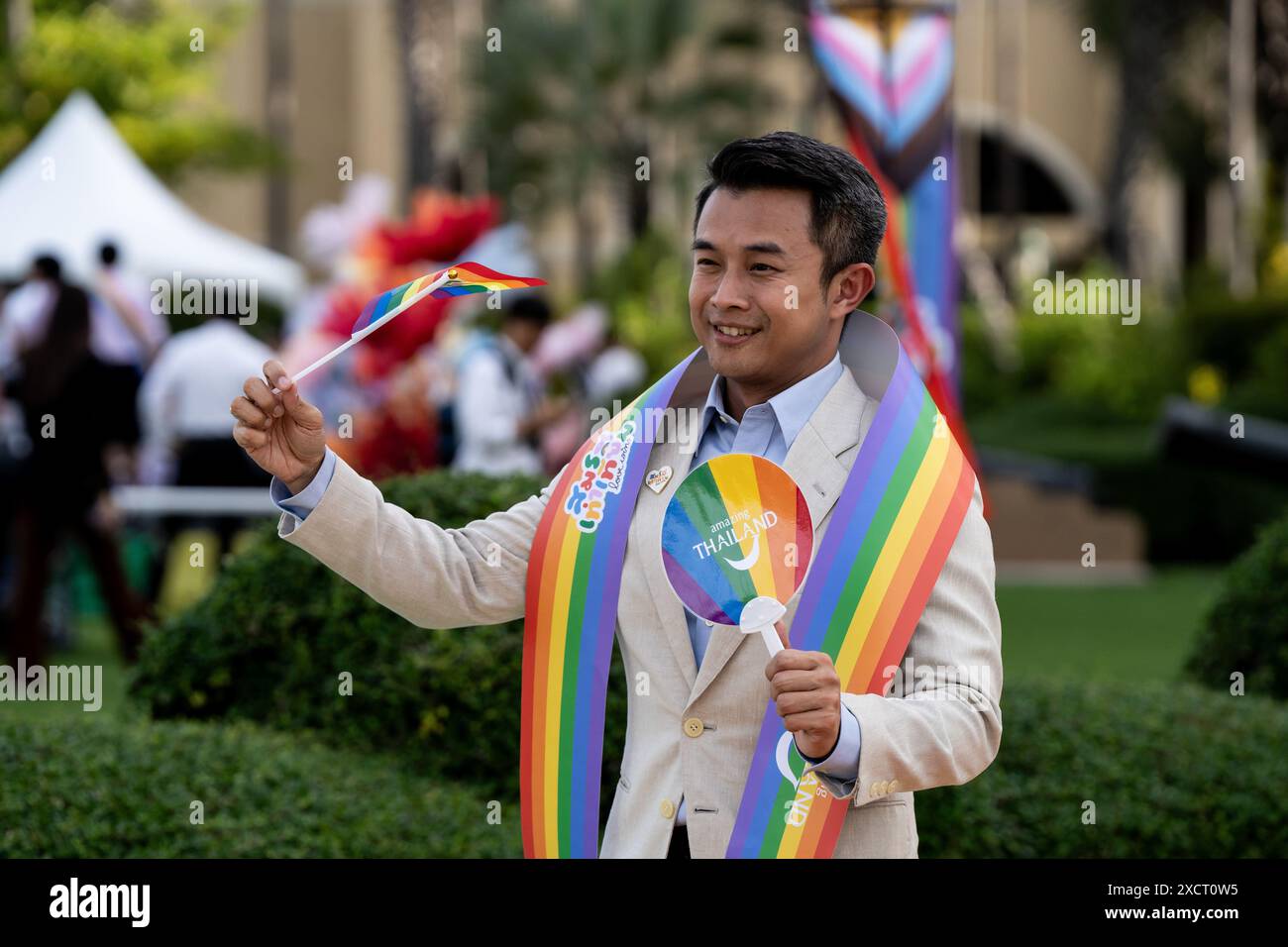 BANGKOK, THAILANDIA - 18 giugno: Qualcuno vola una bandiera arcobaleno mentre celebra l'uguaglianza matrimoniale sul prato della Casa del governo thailandese il 18 giugno 2024. Le persone prendono parte a una celebrazione ospitata dal governo thailandese per celebrare l'approvazione del disegno di legge per l'uguaglianza di matrimonio tra persone dello stesso sesso da parte del Parlamento presso la Casa del governo thailandese a Bangkok, in Thailandia, il 18 giugno 2024. L'emanazione da parte della Thailandia del disegno di legge per l'uguaglianza matrimoniale tra persone dello stesso sesso rende il primo nel sud-est asiatico a farlo e il terzo in Asia dietro Nepal e Taiwan. La Thailandia spera di ospitare il World Pride 2030 a Bangkok. Foto Stock