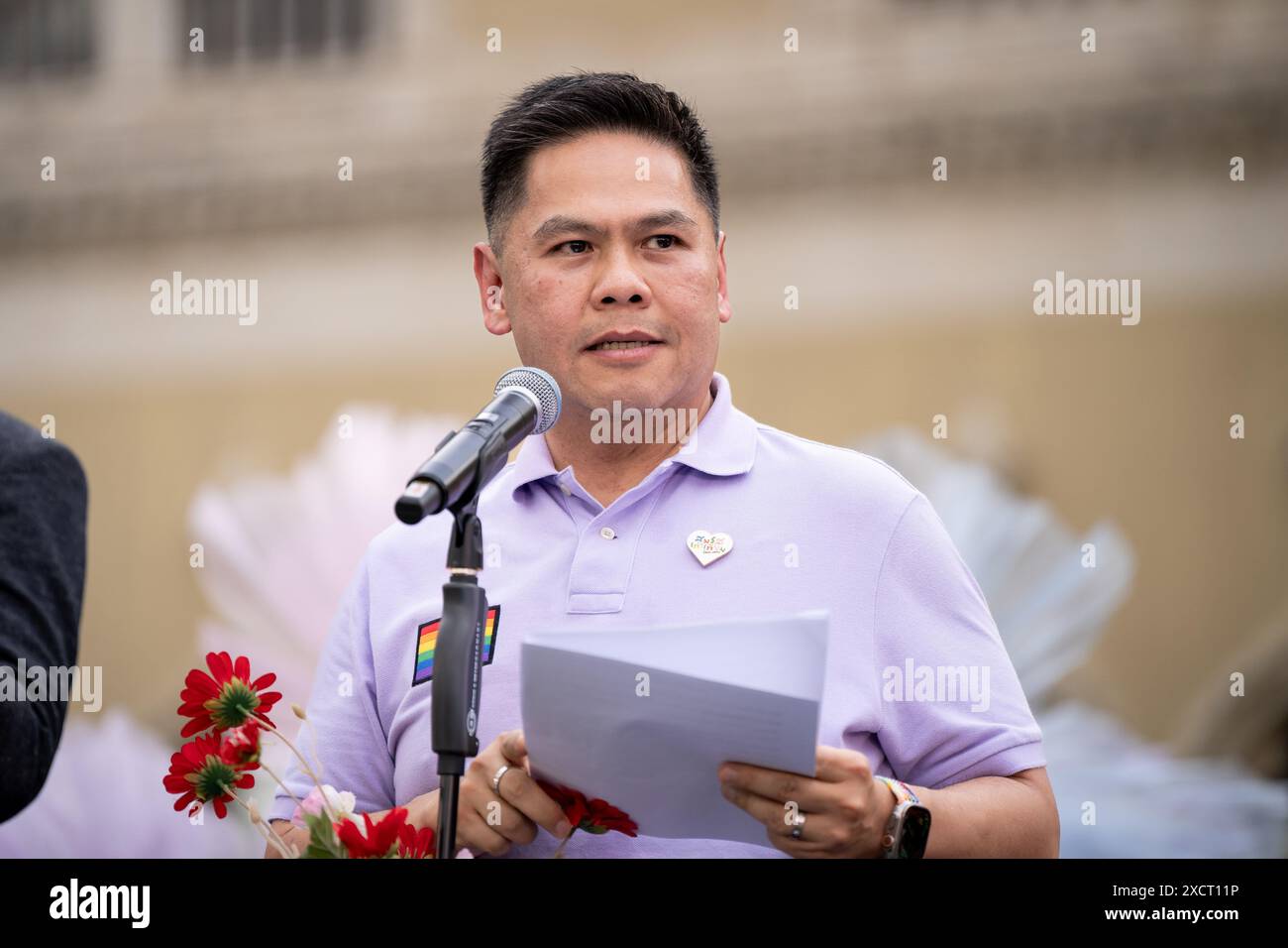 BANGKOK, THAILANDIA - 18 giugno: "TOP" Varawut Silpa-archa, ministro Thiland dello sviluppo sociale e della sicurezza umana, tiene un discorso sul prato alla Casa del governo thailandese il 18 giugno 2024. Le persone prendono parte a una celebrazione ospitata dal governo thailandese per celebrare l'approvazione del disegno di legge per l'uguaglianza di matrimonio tra persone dello stesso sesso da parte del Parlamento presso la Casa del governo thailandese a Bangkok, in Thailandia, il 18 giugno 2024. L'emanazione da parte della Thailandia del disegno di legge per l'uguaglianza matrimoniale tra persone dello stesso sesso rende il primo nel sud-est asiatico a farlo e il terzo in Asia dietro Nepal e Taiwan. La Thailandia spera di ospitare il World Pride 2030 in B. Foto Stock