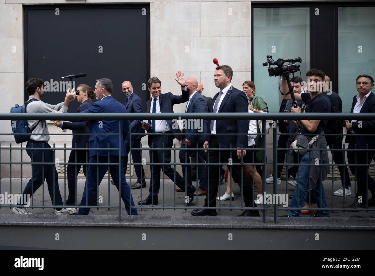 Il primo ministro francese Gabriel Attal partecipa a un evento per la campagna elettorale per il candidato rinascimentale alle elezioni legislative Benjamin Haddad a Parigi, il 18 giugno 2024.foto di Eliot Blondet/ABACAPRESS. COM credito: Abaca Press/Alamy Live News Foto Stock