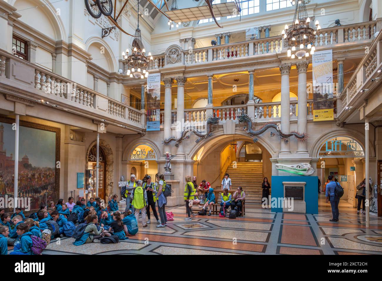 Hall del Bristol Museum and Art Gallery, Queens Road, Clifton, Bristol, Inghilterra, REGNO UNITO Foto Stock