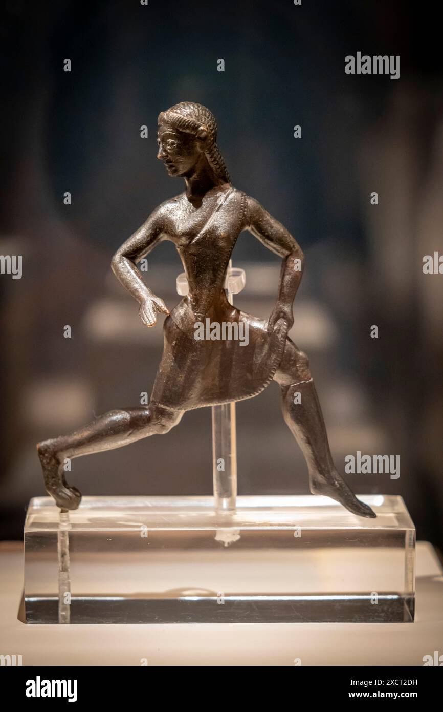 Parigi, Francia - 06 14 2024: Museo del Louvre. L'Olimpismo, un'invenzione moderna, un'antica eredità. Statuetta femmina in lega di rame Foto Stock