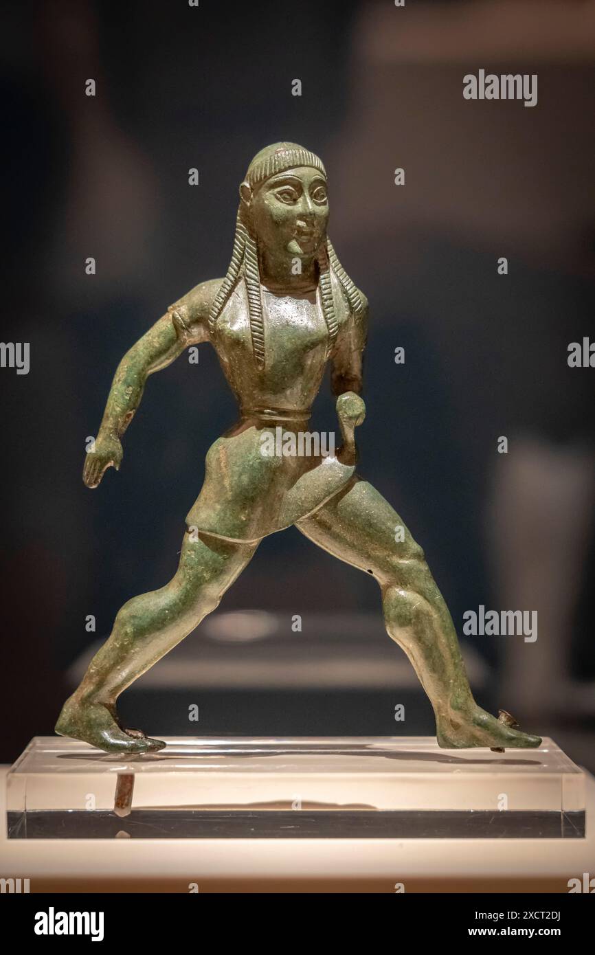 Parigi, Francia - 06 14 2024: Museo del Louvre. L'Olimpismo, un'invenzione moderna, un'antica eredità. Statuetta femmina in lega di rame Foto Stock