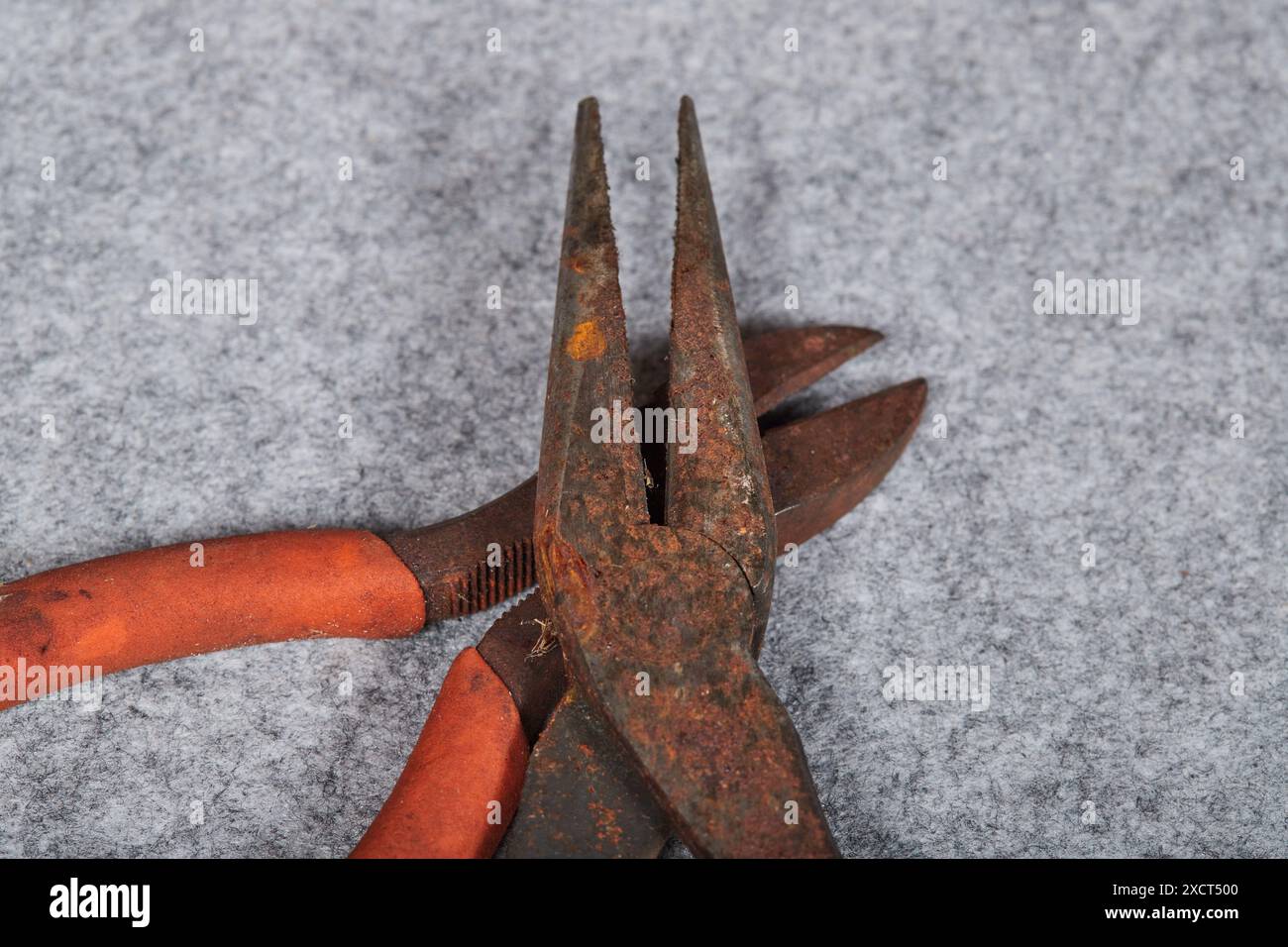 Utensili manuali, pinze, cacciavite e martello arrugginiti e trascurati! Foto Stock