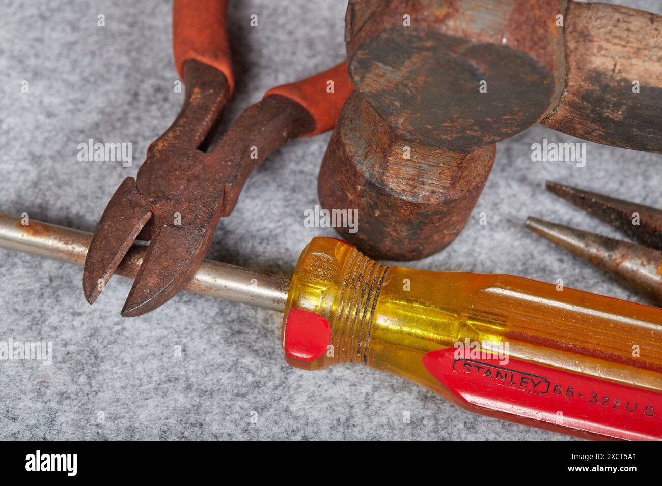 Utensili manuali, pinze, cacciavite e martello arrugginiti e trascurati! Foto Stock