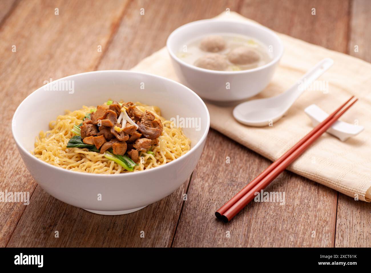 Noodle di pollo con meatball di manzo Foto Stock