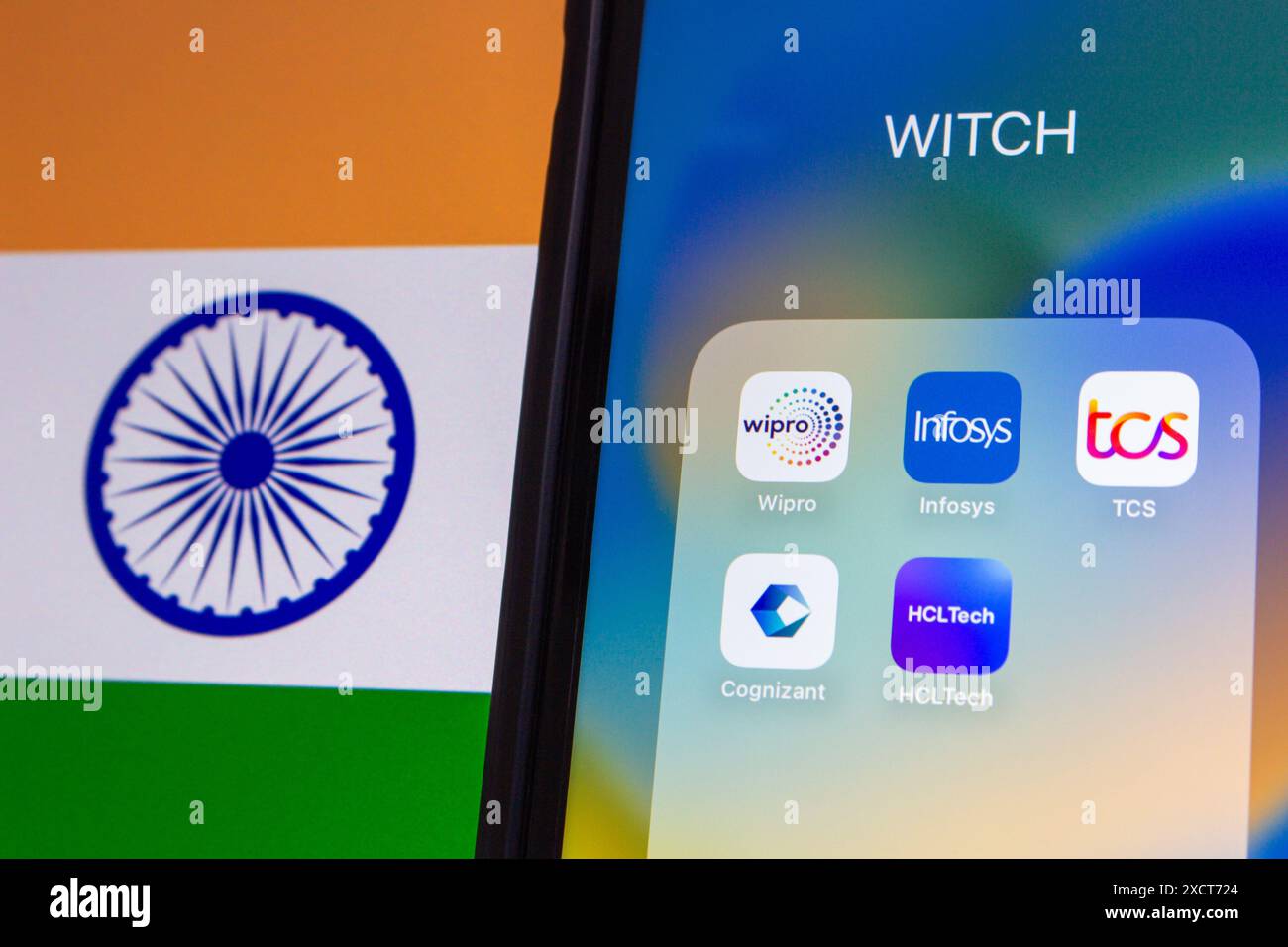 Le icone delle aziende IT indiane, Wipro, Infosys, Tata Consultancy Services (TCS), Cognizant e HCL Technologies, viste su iPhone sulla bandiera indiana Foto Stock