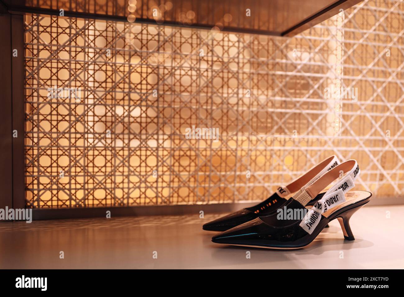 Tacchi alti Christian Dior in pelle verniciata nera con logotipo del marchio. Christian Dior è un'azienda francese proprietaria del produttore di abbigliamento di alta moda A. Foto Stock
