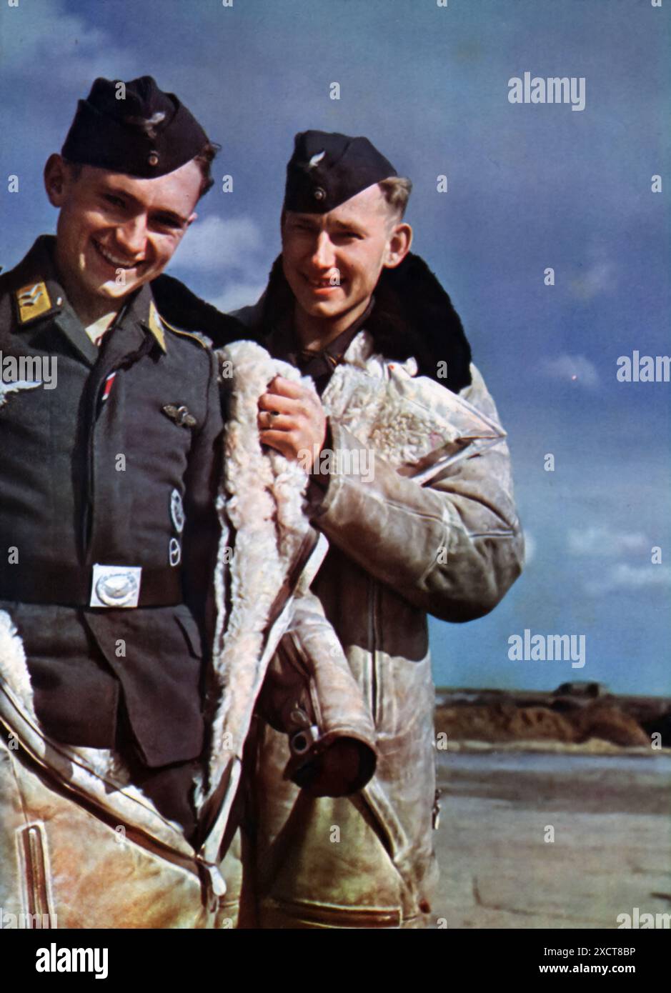 Una fotografia mostra il personale della Luftwaffe che distribuisce giacche rivestite in pelliccia e altri articoli invernali per prepararsi alle dure condizioni della campagna invernale durante la seconda guerra mondiale. Un abbigliamento invernale adeguato era essenziale per mantenere la salute e l'efficacia operativa delle truppe a temperature gelide. Foto Stock