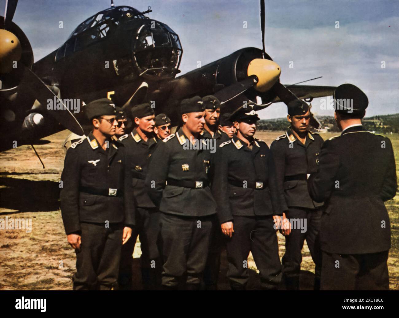 Una fotografia mostra un incontro tra i membri dell'Aeronautica militare tedesca, nota come Luftwaffe, durante la seconda guerra mondiale. Questi incontri sono stati cruciali per pianificare e coordinare le missioni, discutere strategie e affrontare le sfide logistiche. Foto Stock