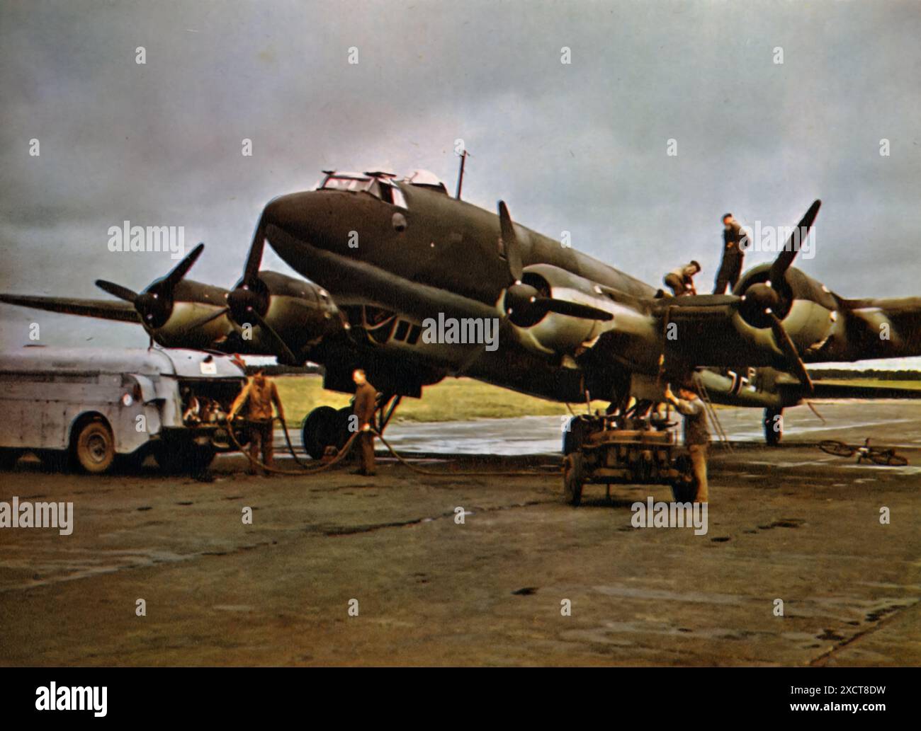 Una fotografia mostra i soldati dell'Aeronautica militare tedesca (Luftwaffe) che riforniscono un aereo progettato per missioni a lunga distanza attraverso l'Atlantico. Scattata durante la seconda guerra mondiale, questa immagine sottolinea gli sforzi logistici e i preparativi necessari per le operazioni estese, evidenziando la portata strategica della Luftwaffe nel coinvolgere le forze alleate su vaste distanze. Foto Stock