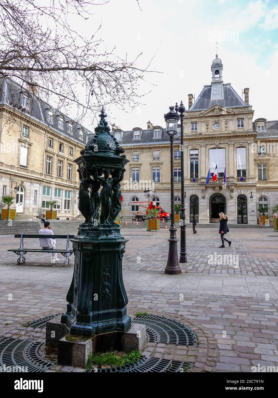 Gente, parigini, sulla piazza di fronte al Municipio, nel 15° arrondissement di Parigi. Vita quotidiana come Fontana di Wallace, Parigi, Francia. Foto Stock
