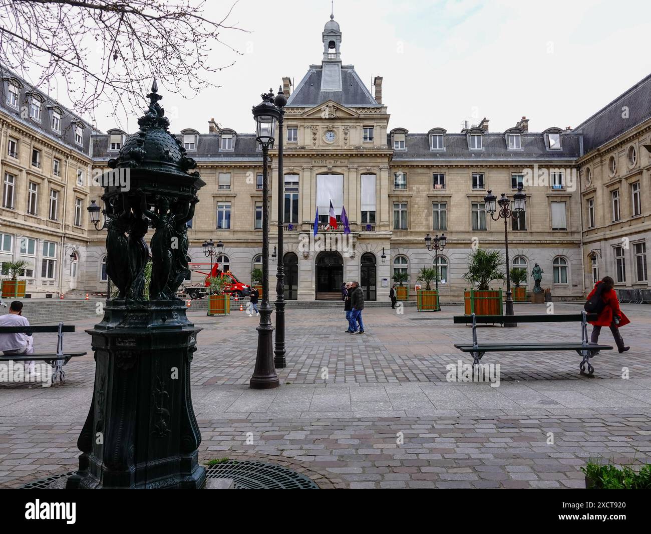 Gente, parigini, sulla piazza di fronte al Municipio, nel 15° arrondissement di Parigi. Vita quotidiana come Fontana di Wallace, Parigi, Francia. Foto Stock
