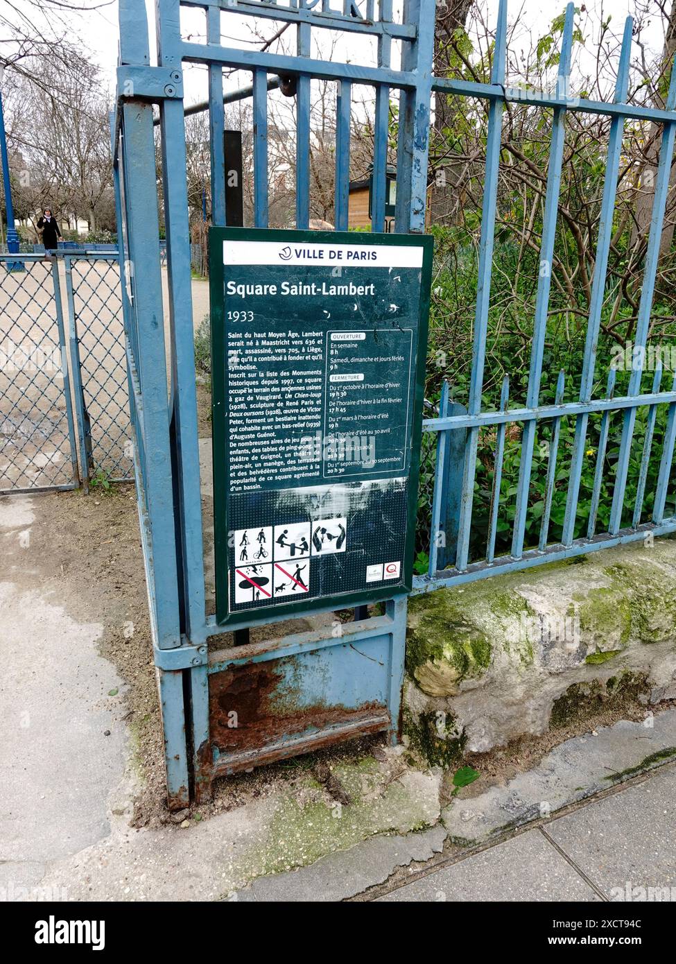 Ingresso al parco Square Saint-Lambert, spazio verde nel 15° arrondissement, Parigi, Francia. Foto Stock