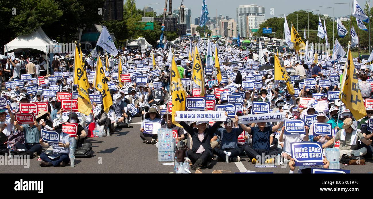 Seoul, Corea del Sud. 18 giugno 2024. Circa decine di migliaia di medici sudcoreani partecipano ad una manifestazione contro la politica medica del governo al Yeouido Park di Seoul, Corea del Sud, il 18 giugno 2024. L'Associazione medica coreana (KMA) ha lanciato una visita di un giorno che coinvolge i professori di medicina presso gli ospedali "Big 5" di Seoul, così come i medici della comunità. Il walkout è a sostegno di medici tirocinanti che sono rimasti fuori dal lavoro da febbraio, in segno di protesta per il piano di escursione di iscrizione della scuola medica del governo. (Foto di Lee Young-ho/Sipa USA) credito: SIPA USA/Alamy Live News Foto Stock