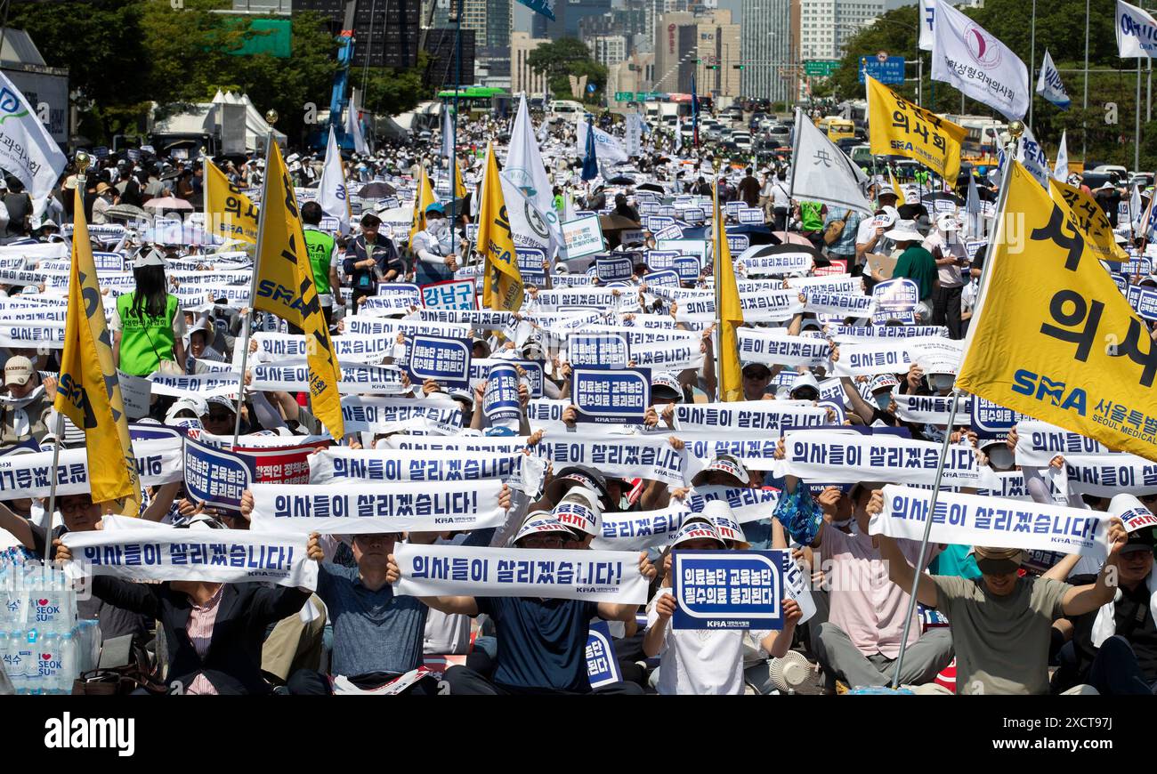Seoul, Corea del Sud. 18 giugno 2024. Circa decine di migliaia di medici sudcoreani partecipano ad una manifestazione contro la politica medica del governo al Yeouido Park di Seoul, Corea del Sud, il 18 giugno 2024. L'Associazione medica coreana (KMA) ha lanciato una visita di un giorno che coinvolge i professori di medicina presso gli ospedali "Big 5" di Seoul, così come i medici della comunità. Il walkout è a sostegno di medici tirocinanti che sono rimasti fuori dal lavoro da febbraio, in segno di protesta per il piano di escursione di iscrizione della scuola medica del governo. (Foto di Lee Young-ho/Sipa USA) credito: SIPA USA/Alamy Live News Foto Stock