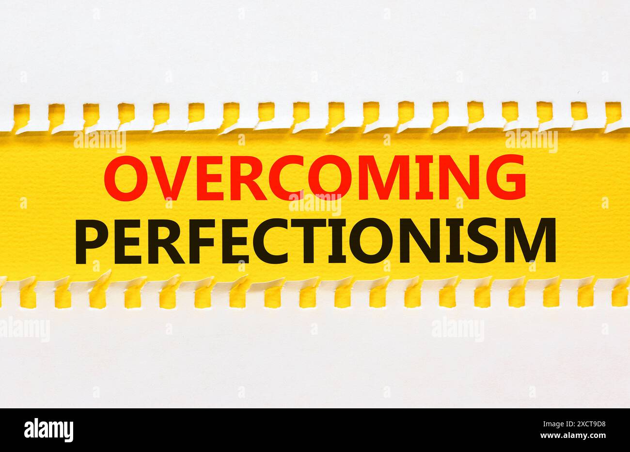 Superare il simbolo del perfezionismo. Parole concettuali per superare il perfezionismo su una bella carta gialla. Splendido sfondo bianco. Business Overcomi Foto Stock