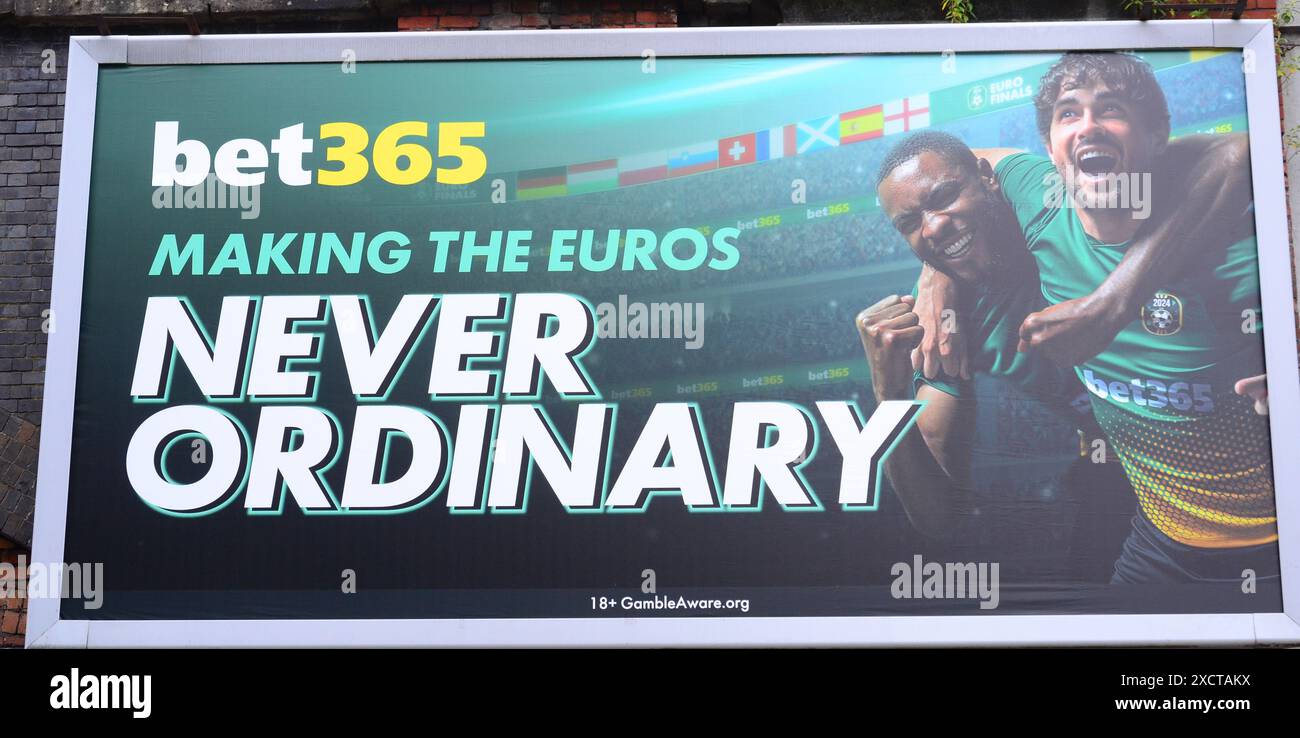 Un cartellone pubblicitario a Manchester nel Regno Unito pubblicizza Bet365, una società di gioco d'azzardo britannica, con il testo "Making the Euros never ordinary” Foto Stock