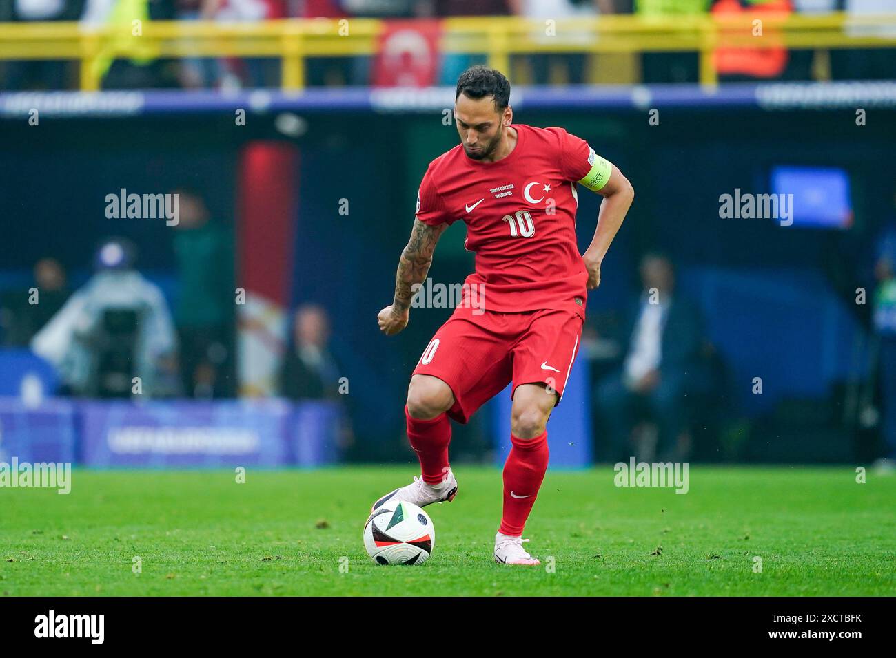 Dortmund, Germania. 18 giugno 2024. Dortmund, Germania, 18 giugno 2024: Hakan Calhanoglu (10 Turchia) passa la palla durante la partita di calcio del gruppo F di UEFA EURO 2024 tra Turkiye e Georgia al BVB Stadion Dortmund di Dortmund, Germania. (Daniela Porcelli/SPP) credito: SPP Sport Press Photo. /Alamy Live News Foto Stock