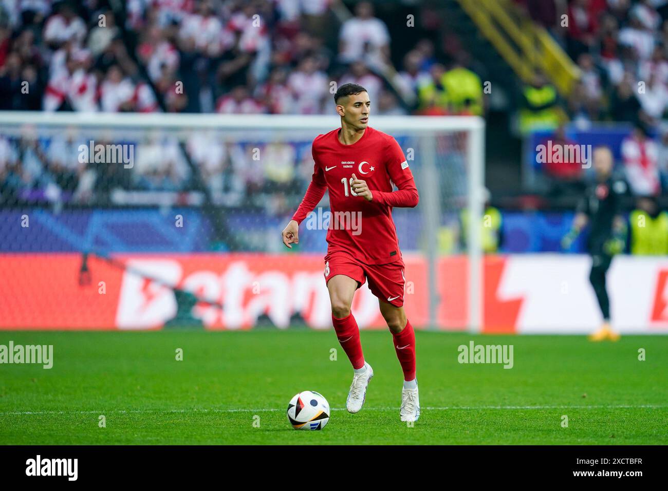 Dortmund, Germania. 18 giugno 2024. Dortmund, Germania, 18 giugno 2024: Mert Muldur (18 Turchia) controlla la palla durante la partita di calcio del gruppo F di UEFA EURO 2024 tra Turkiye e Georgia al BVB Stadion Dortmund di Dortmund, Germania. (Daniela Porcelli/SPP) credito: SPP Sport Press Photo. /Alamy Live News Foto Stock