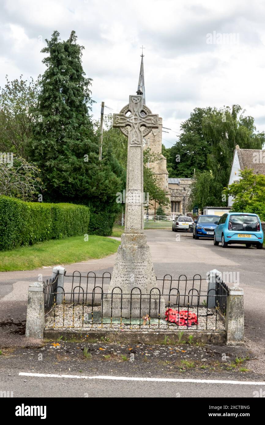 Hinxton War Memorial è una croce celtica in granito autoportante dedicata a coloro che furono uccisi nella prima e nella seconda guerra mondiale Foto Stock